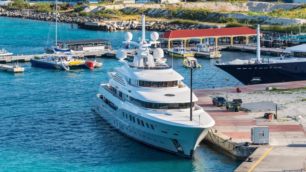 Superjacht, Axioma, jacht, Dmitrij Pumpianski