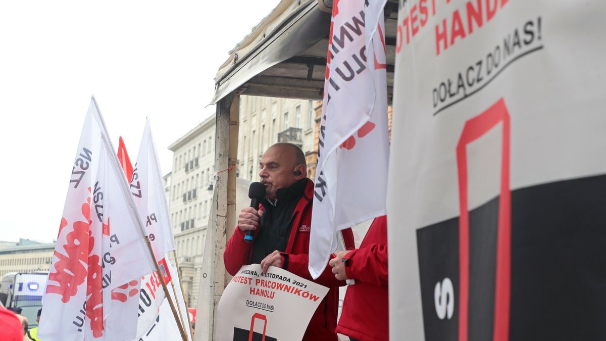 Manifestacja pracownik�w handlu
Fot. Piotr Molecki/East News, Warszawa, 04.11.2021. Manifestacja pracownikow handlu i zwiazkowcow Solidarnosci przed siedziba Polskiej Organizacji Handlu i Dystrybucji. W protescie biora udzial pracownicy z sieci handlowych: Carrefour, Auchan, Biedronka, Kaufland, Stokrotka, Selgros, Castorama, Macro Cash, Decathlon, Pepco oraz Ikea.
N/z: przewodniczacy handlowej Solidarnosci  Alfred Bujara.
Piotr Molecki