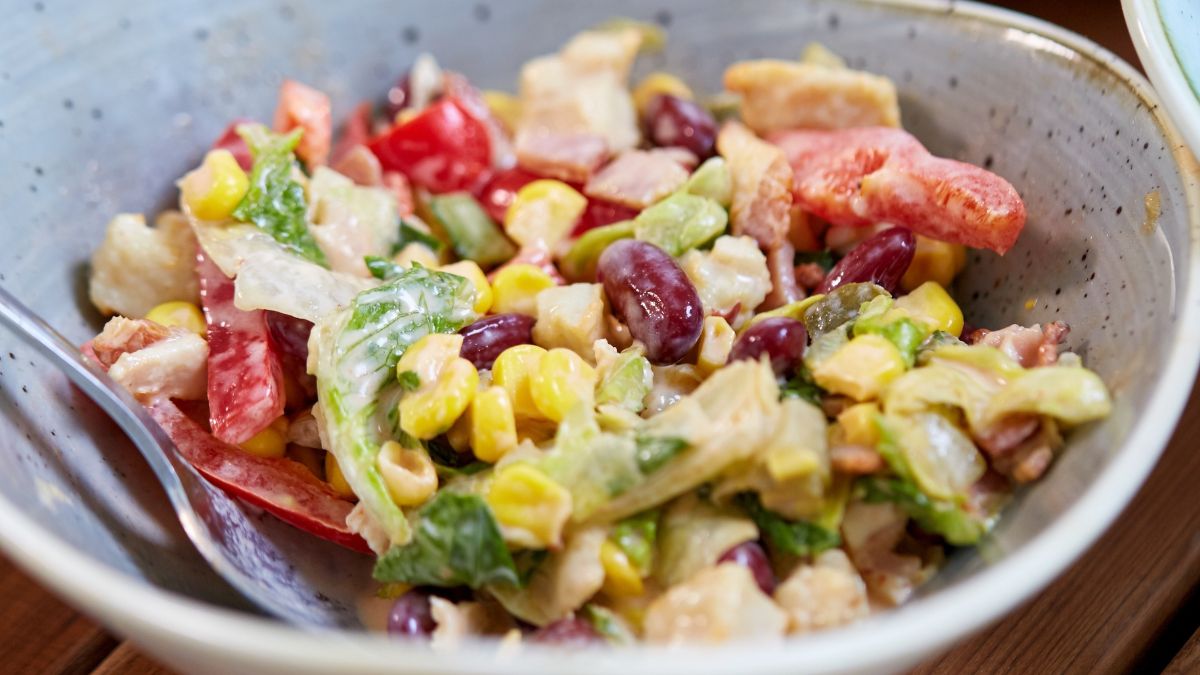 Sałatka milionera z wędzonym kurczakiem