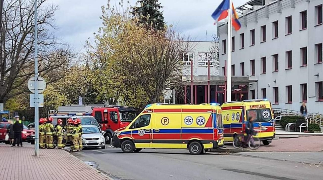 Wypadek przed komendą. Dwie policjantki w szpitalu