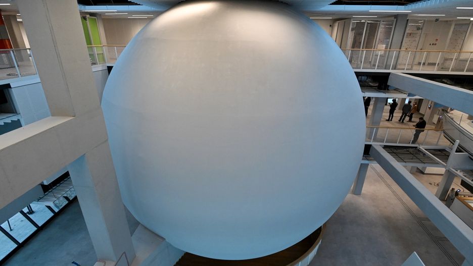 Planetarium jest zawieszone na szkieletowej konstrukcji budynku