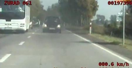 Dwa samochody idą na czołówkę z policjantami
