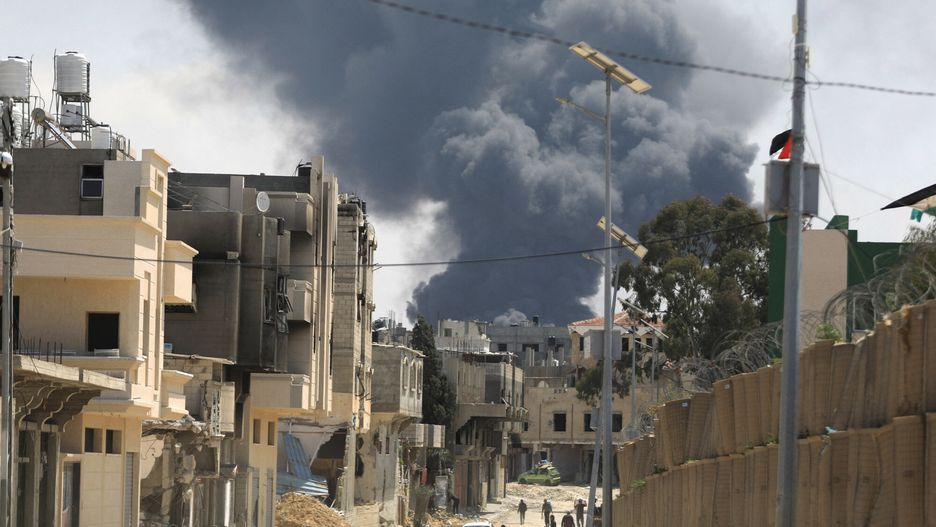 Wojna Izraela z Hamasem rok 2024
KHAN YUNIS, GAZA - APRIL 11: Black smoke rises among the streets of the city after Israeli attacks as some of the Palestinians return to their homes in Khan Yunis, Gaza on April 11, 2024. Yasser Qudaih / Anadolu/ABACAPRESS.COM
AA/ABACA