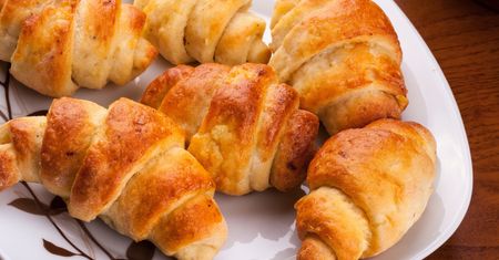 Ciasto na te rogaliki robię z 3 składników. Są miękkie, delikatne i wysokobiałkowe