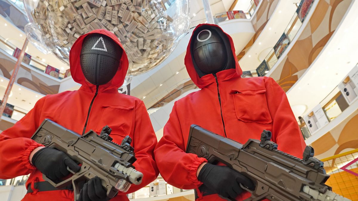 YANTAI, CHINA - NOVEMBER 13 2021: Workers dressed like characters in the Netflix series Squid Game pose to entertain visitors in a shopping mall in Yantai city in east China's Shandong province Saturday, Nov. 13, 2021. (Photo credit should read Feature China/Barcroft Media via Getty Images)