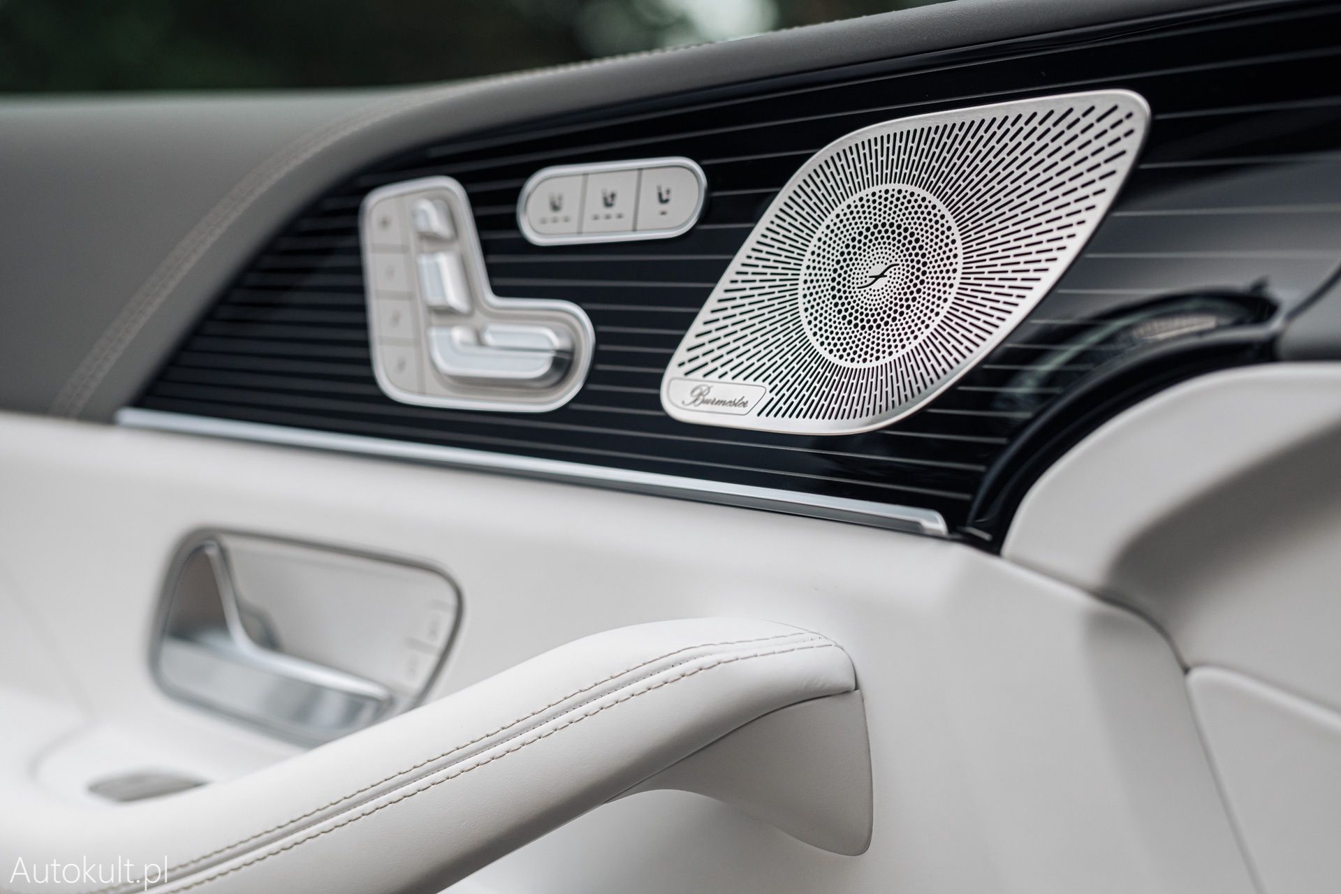 Range Rover (2022) vs Bentley Bentayga S (2022) vs Mercedes-Maybach GLS 600 (2022)