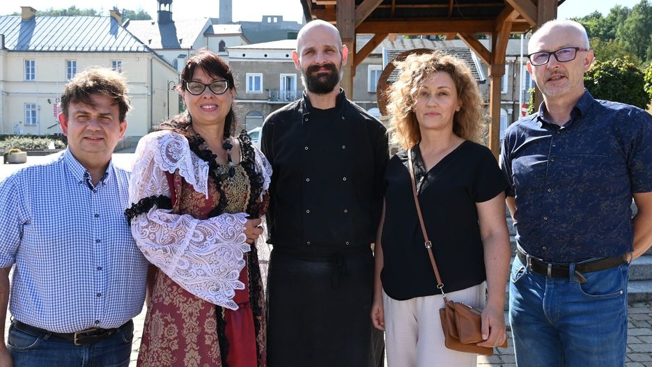 Anna Stawecka z Fundacji Ars Old Car Muzeum Motoryzacji, Tomasz Barański z zespołu &#34;Malarze Dusz&#34;, Rafał Strzelec, właściciel restauracji &#34;Jest MOCarella&#34;, Agnieszka Kułagowska, organizator gry miejskiej &#34;Magiczne Chęciny&#34; oraz Robert Stawecki z Ars Old Car Muzeum Motoryzacji łączą siły i chcą promować gminę.
