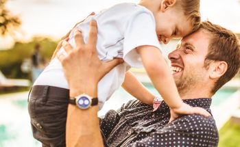 Dzień Ojca 2025. Kiedy wypada i jak się go obchodzi w Polsce i na świecie?