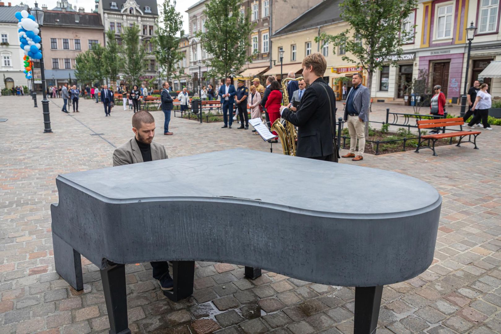 Bielsko-Biała: Postawili fortepian w sierpniu. Mieszkańcy mają już dość