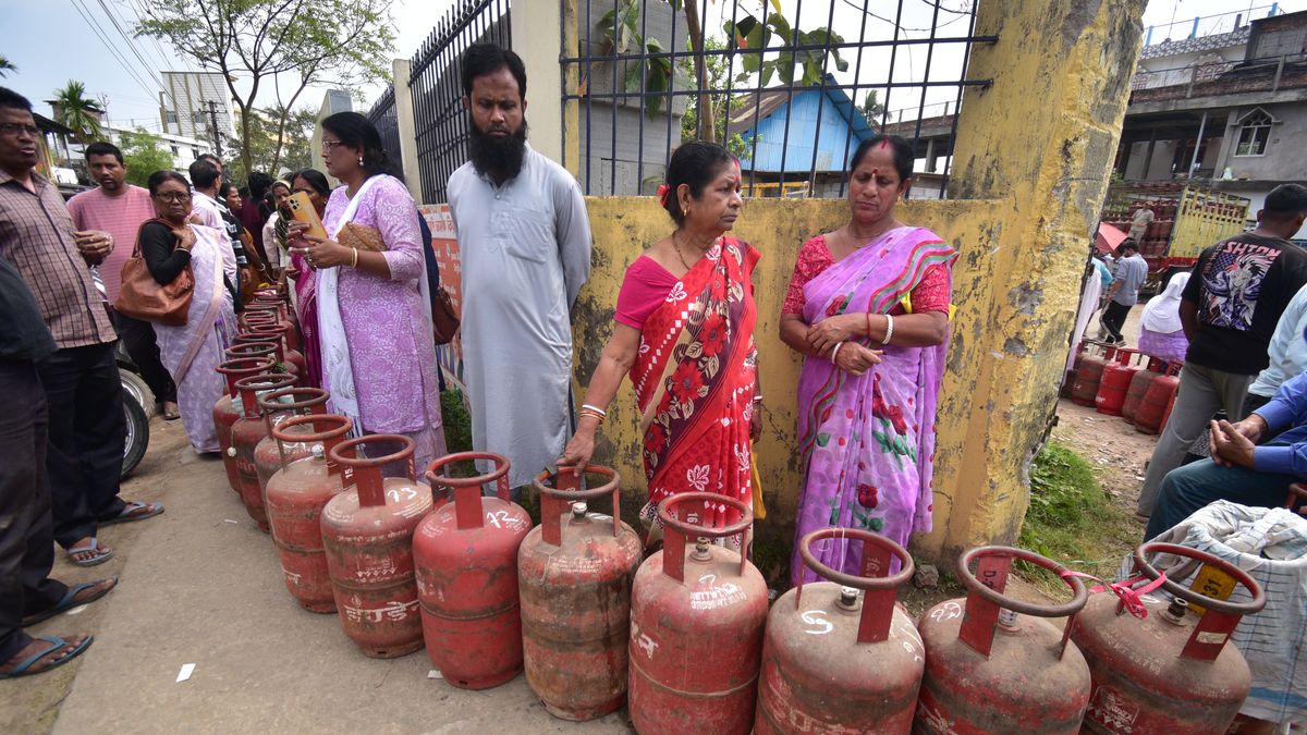 Kolejka po butle gazowe w Indiach
