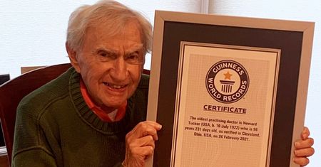 Ma 100 lat i nadal pracuje. Najstarszy lekarz na świecie mówi, czego nie lubi mózg