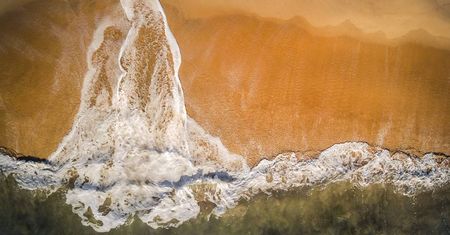 Dron pozwala temu fotografowi zobaczyć kształty, które tworzą fale rozbijające się na plaży
