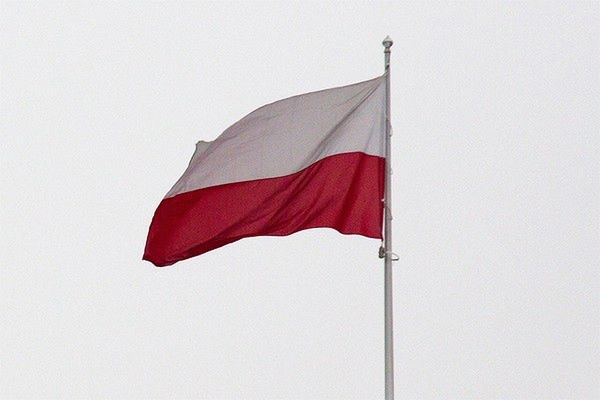 Polska flaga zawisła na rosyjskim budynku