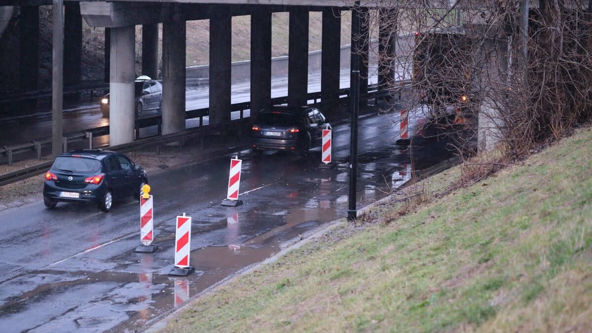 Wyłączony z użytku przez dziury odcinek al. Witosa / al. Tysiąclecia