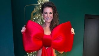 OSTRZEGAMY: NAGA Maja Rutkowski trzyma kokardę i pręży się przy choince dla Krzysztofa (FOTO)