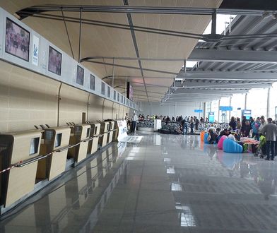 Paraliż na poznańskim lotnisku. "Padało, więc nie dostaliśmy bagażu"