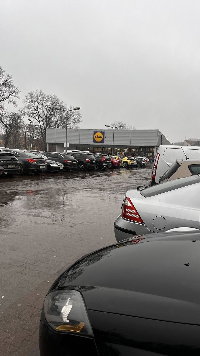 Parking przy dyskoncie przy ul. Kocmyrzowskiej jest wykorzystywany przez kierowców dojeżdzających spoza Krakowa jako parking Park&amp;Ride