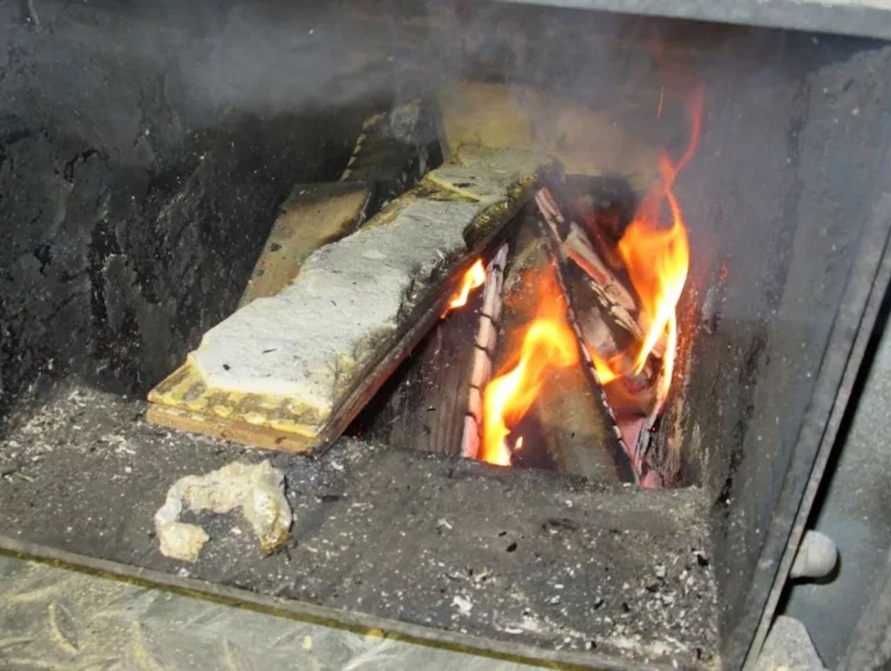 Warszawa: Warsztat samochodowy truł okolicę. Zareagowały służby