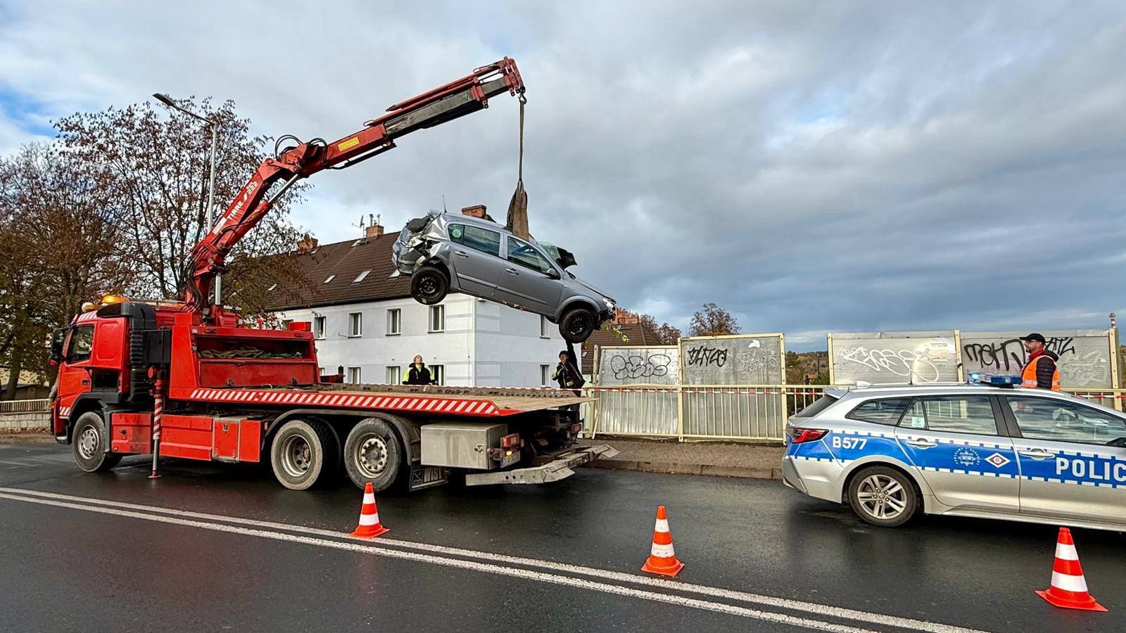 wiadomości,aktualności,WP Wiadomości 18-latka za kierownicą. Opel spadł z wiaduktu