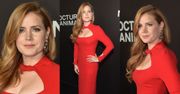 Amy Adams w czerwonej sukience na premierze