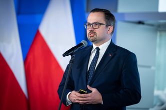 Marcin Horała zapewnia, że nie pilnuje łąki. Biuro pełnomocnika rządu ds. CPK kosztuje 3 mln zł rocznie