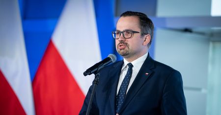 Marcin Horała zapewnia, że nie pilnuje łąki. Biuro pełnomocnika rządu ds. CPK kosztuje 3 mln zł rocznie