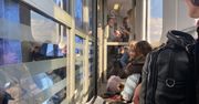 Zaczęła się majówka, a wraz nią tłumy w pociągach. "Nie ma gdzie stopy postawić"
