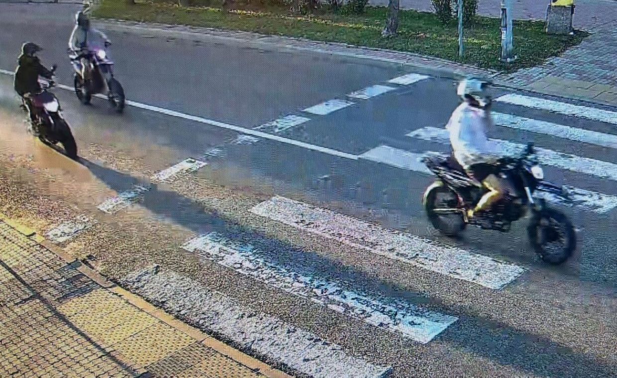 Zdjęcie do aktualności: O krok od tragedii. Motocyklista ominął pieszego z dzieckiem