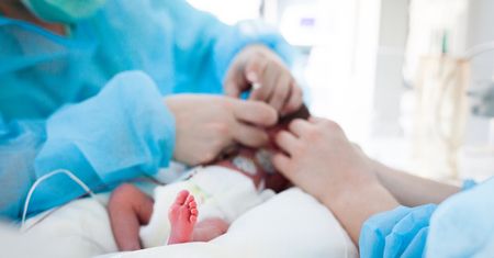 Niezwykłe narodziny. Na świat przyszło dziecko, które ma troje biologicznych rodziców
