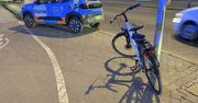 Warszawa: Zderzenie osobówki z rowerem. Kobieta trafiła do szpitala