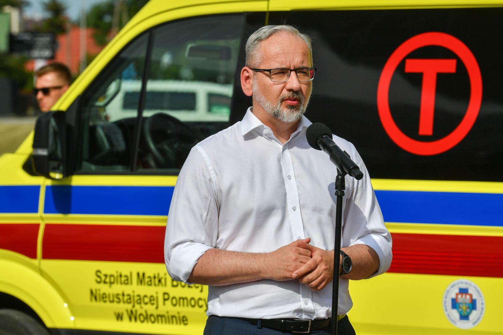 Wołomin, 10.07.2023. Minister zdrowia Adam Niedzielski podczas wypowiedzi dla mediów w trakcie �Pikniku Zdrowia� w Wołominie, 10 bm. (jm) PAP/Andrzej Lange