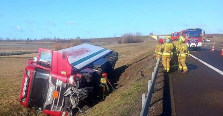 Ciężarówka przewróciła się do rowu na S12/S17 – utrudnienia w ruchu. Obowiązuje ruch wahadłowy