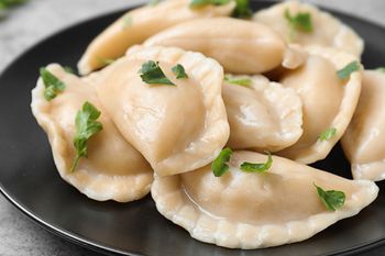 Teściowa co roku na Wielkanoc lepi 100 pierogów. Farsz tak pyszny, że można wyjadać łyżką