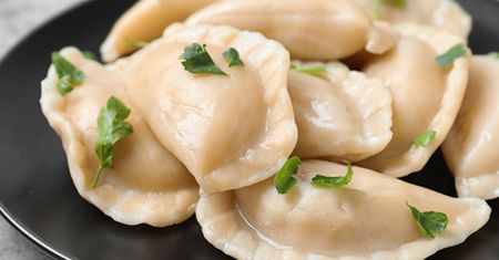 Teściowa co roku na Wielkanoc lepi 100 pierogów. Farsz tak pyszny, że można wyjadać łyżką