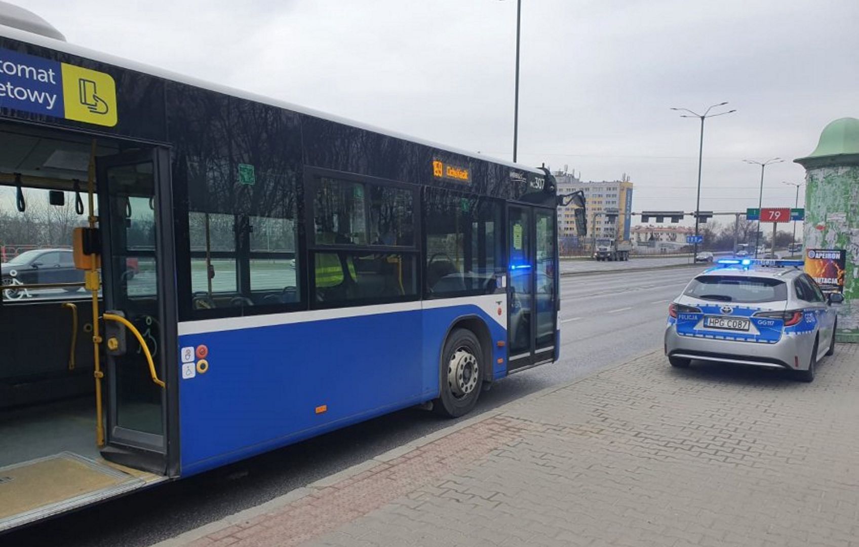 Kraków. Pobili kontrolera biletów. Policja pokazała nagranie