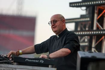 Ksiądz-DJ porwał tłumy. Hitem remiks pieśni "Pan jest pasterzem moim"