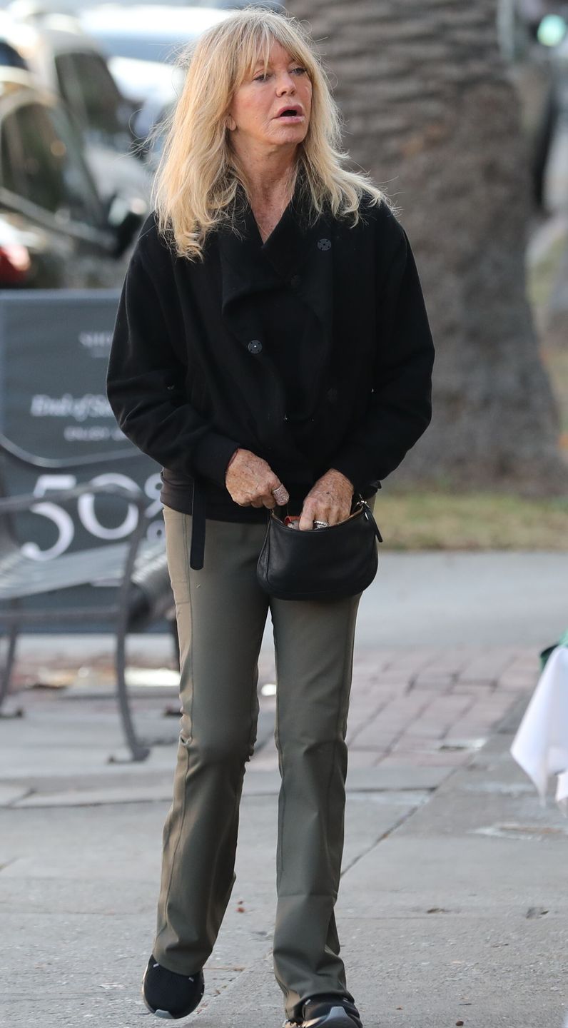 78-letnia Goldie Hawn stroi miny podczas spaceru w Los Angeles