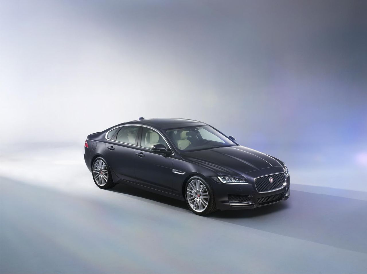 Nowy Jaguar XF debiutuje w Nowym Jorku – zobacz obszerną galerię