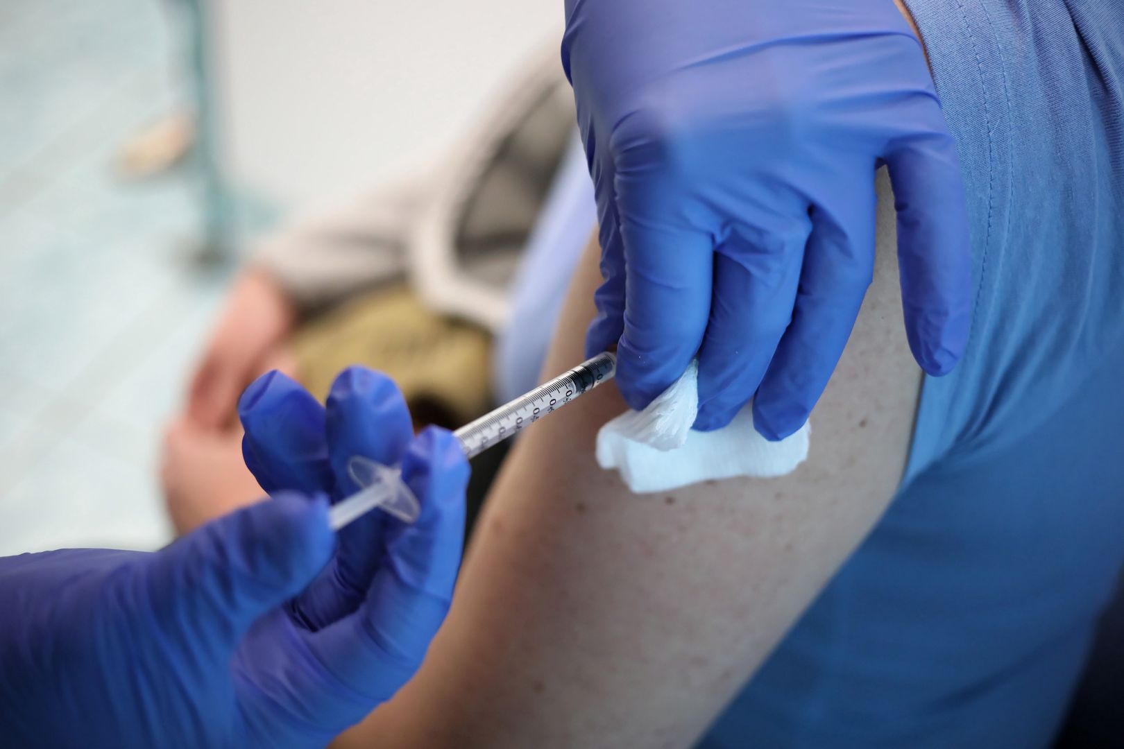 Przyspiesza rejestracja na szczepienia przeciw COVID-19. Szczepić mogą się coraz młodsi