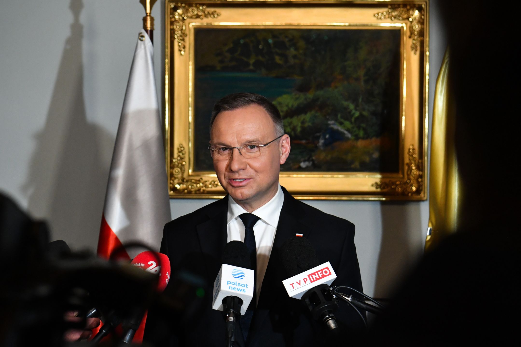Prezydent Andrzej Duda podczas wypowiedzi dla mediów w ambasadzie RP w Rzymie, 16.10.2023 r.