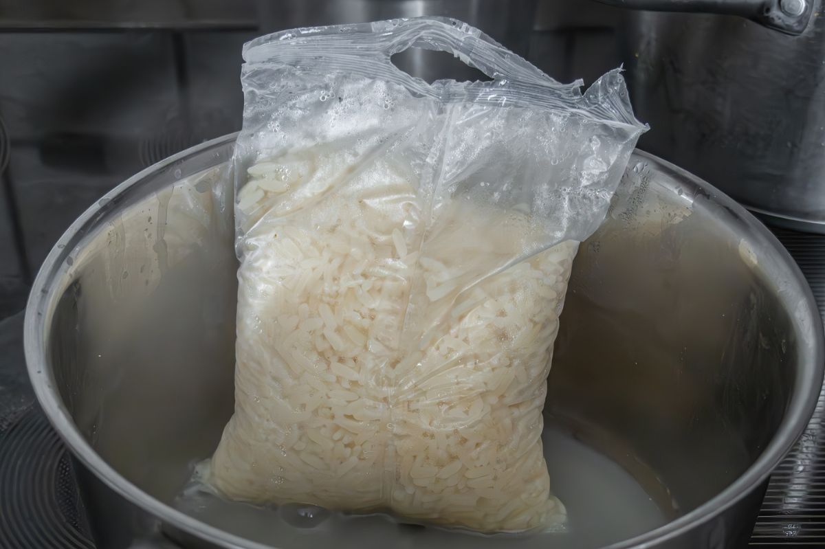 Gotowanie ryżu w torebkach z plastiku to kiepski pomysł