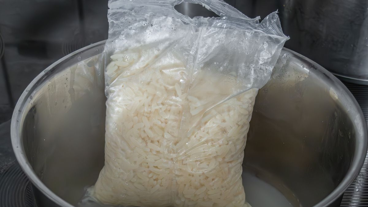Gotowanie ryżu w torebkach z plastiku to kiepski pomysł