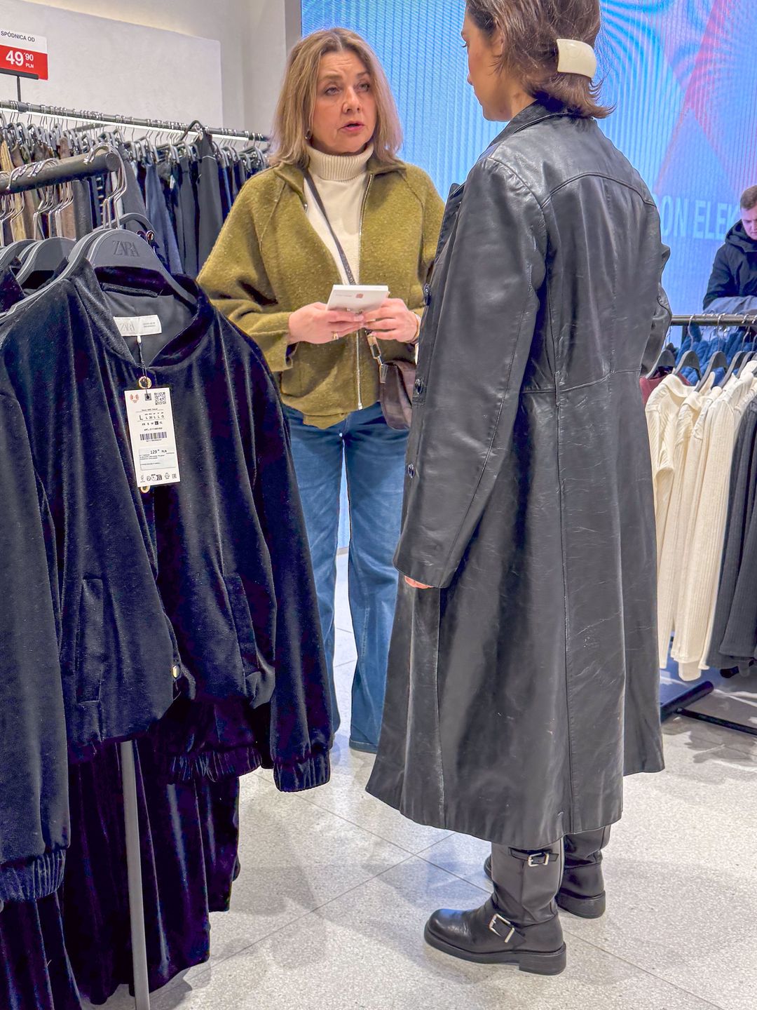 Małgorzata Ostrowska-Królikowska buszuje po galerii handlowej