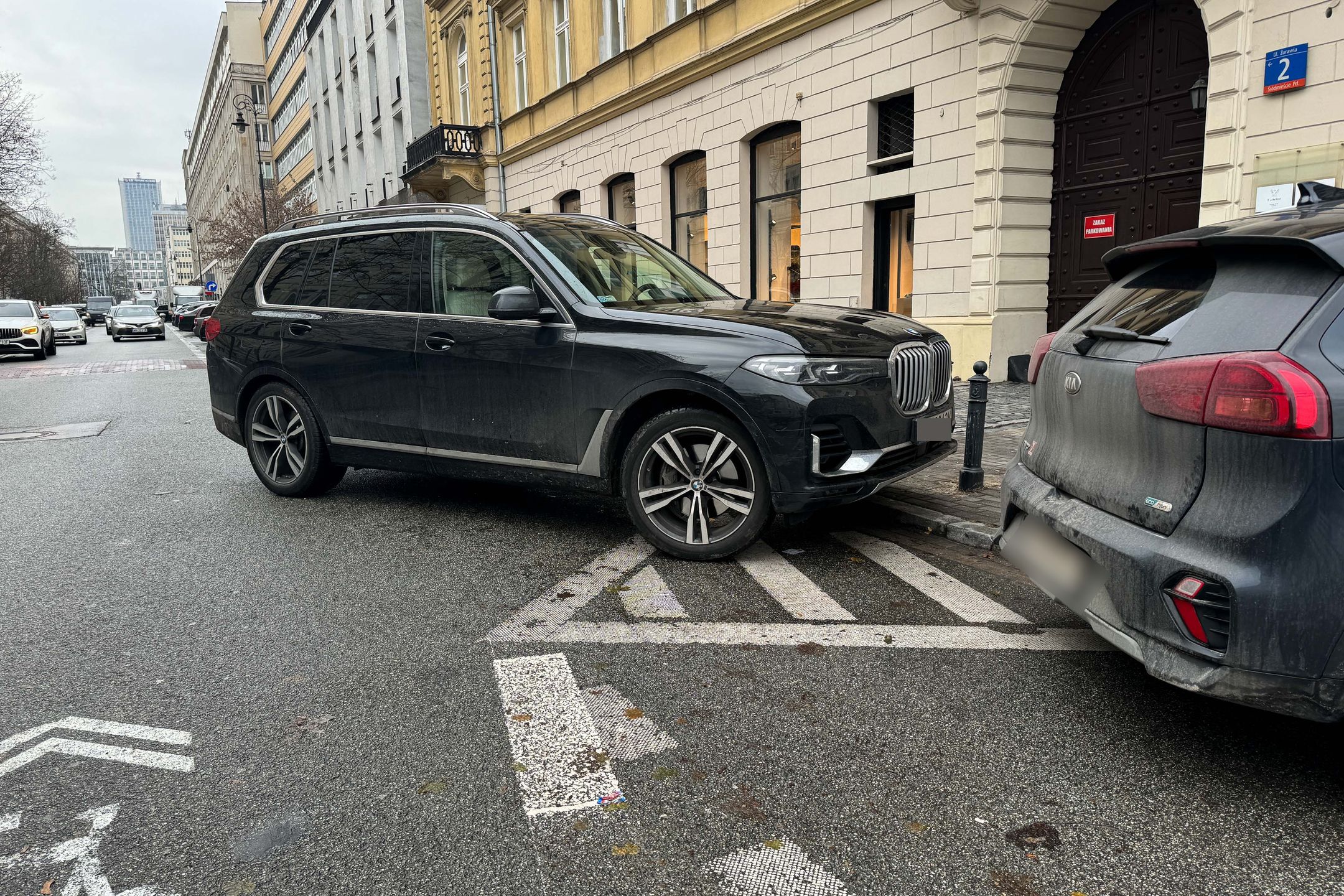 Radosław Majdan parkuje w miejscu niedozwolonym i rusza na zakupowe szaleństwo
