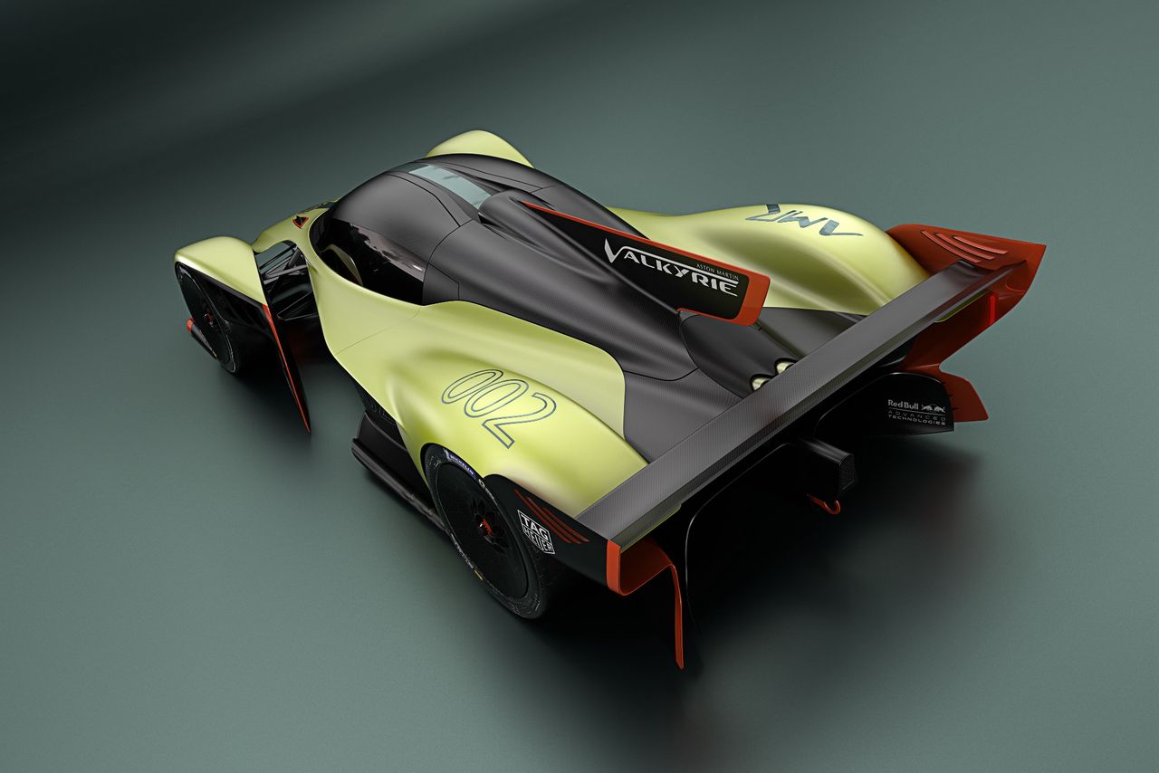 Pierwszy samochód w tym zestawieniu, którego spojler mierzy więcej niż 2 metry - dokładnie 200,5 cm. Valkyrie AMR Pro jest wspólnym dziełem brytyjskiej firmy Aston Martin i stajni Formuły 1 Red Bull Racing. Nad projektem czuwa słynny konstruktor Adrian Newey.
