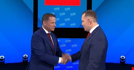 Tak wyglądało przywitanie. Ciepły gest kandydatów