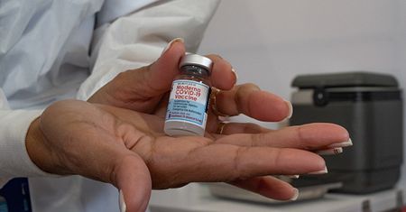 Kolejny kraj zawiesza podawanie szczepionki firmy Moderna. Czy jest czego się obawiać?