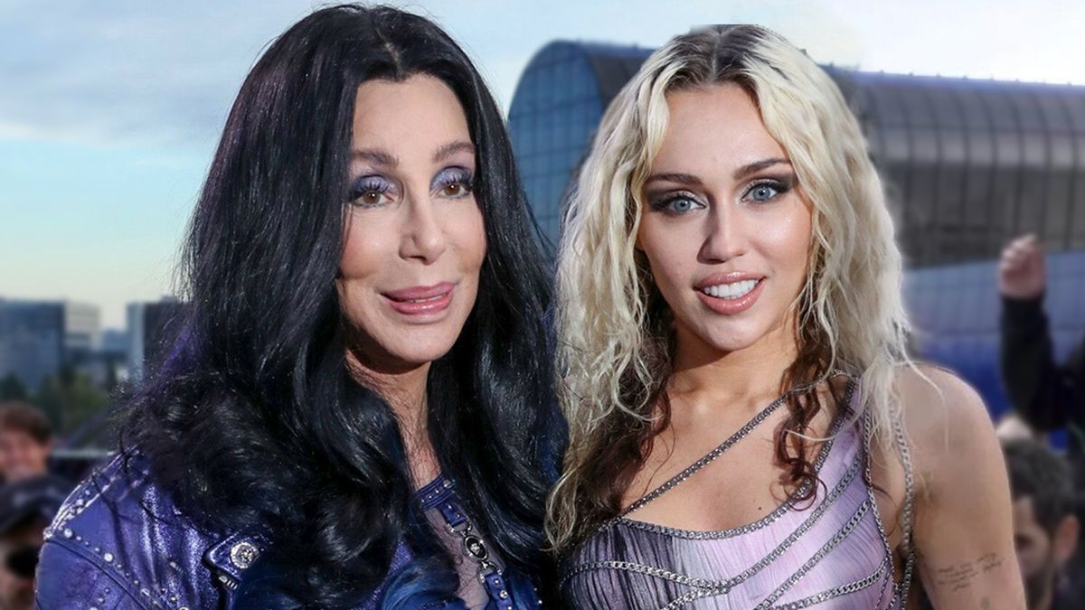 Cher oraz Miley Cyrus podczas pokazu mody Versace jesień 2023 w Los Angeles