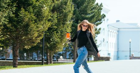Jak nosić "mom jeans", żeby dobrze wyglądać i czuć się sexy?