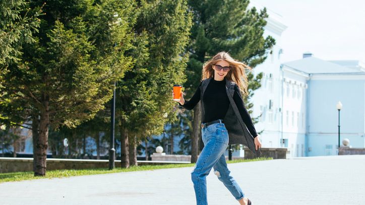 Mom jeans to fason spodni, który był niezwykle popularny w latach 80. i 90.